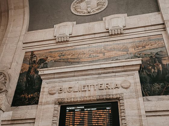 Panneau d'affichage à la gare Miano Centrale