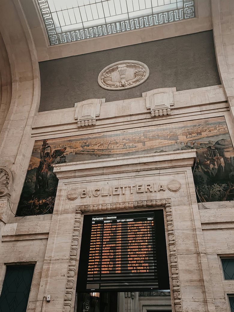 Panneau d'affichage à la gare Miano Centrale