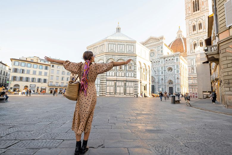 Femme sur la Piazza di San Giovanni face au Duomo de Florence