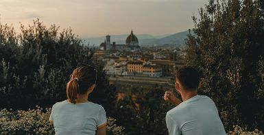 Couple observant Florence depuis la Piazzale Michelangelo