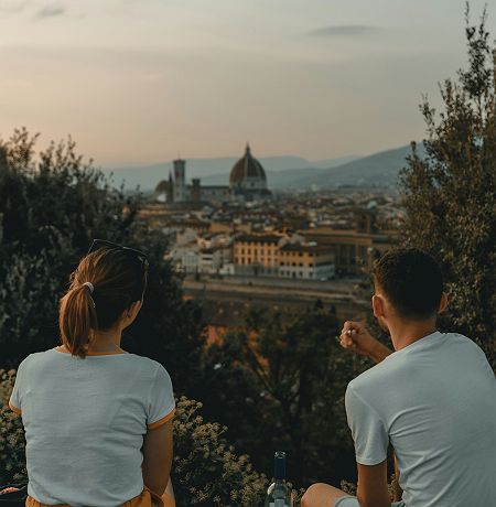 Couple observant Florence depuis la Piazzale Michelangelo