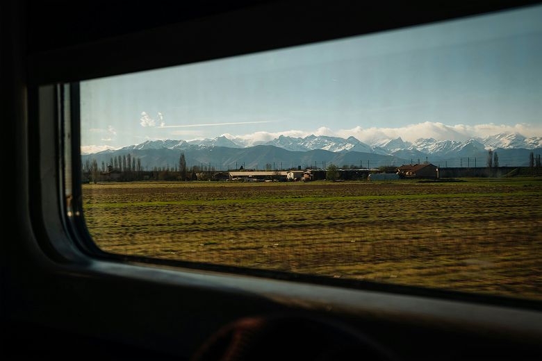 Vue depuis la fenêtre d'un train vers Turin 