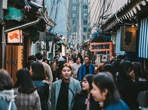 Foule dans une ruelle de Séoul