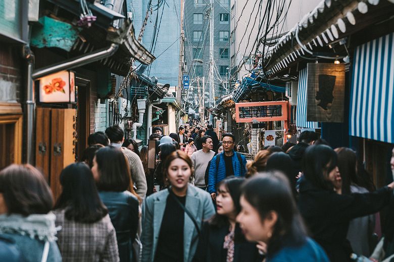 Foule dans une ruelle de Séoul