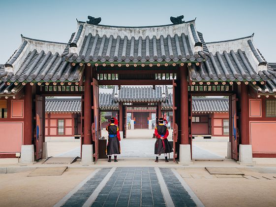 Corée du Sud - Gardes surveillent l'entrée du palais Hwaseong Haenggung à Suwon