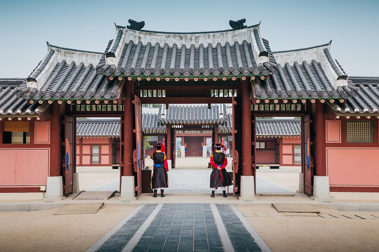 Corée du Sud - Gardes surveillent l'entrée du palais Hwaseong Haenggung à Suwon