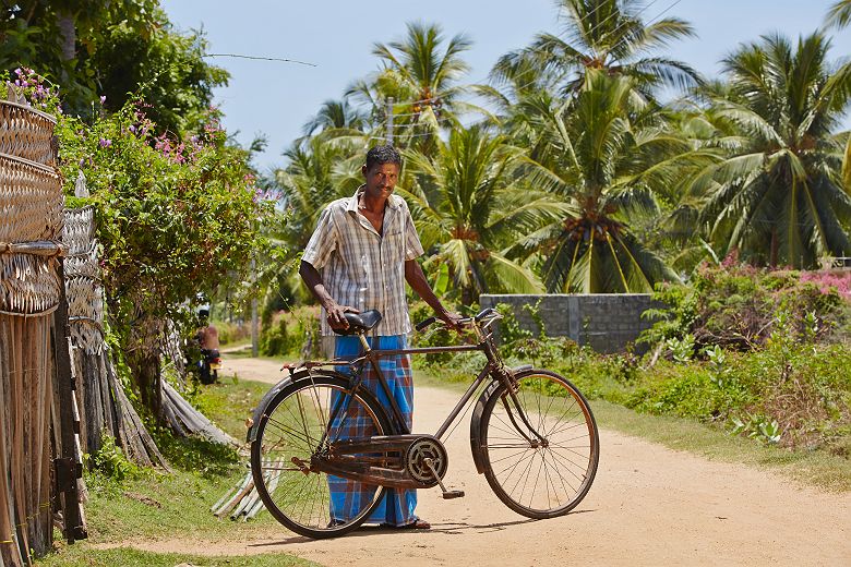 Homme avec un vélo dans un village typique du Sri Lanka