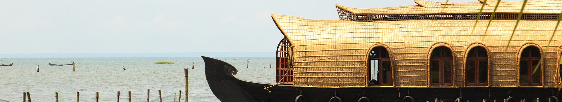 Inde - House Boat Bateau traditionnel sur le lac Kumarakom à Kerala - Format panoramique