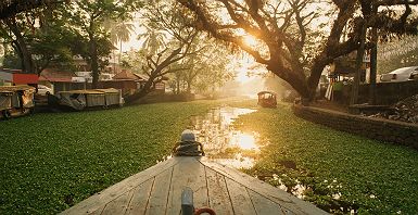 Inde - Traversée du canal Blackwaters à Alleppey, Kerala
