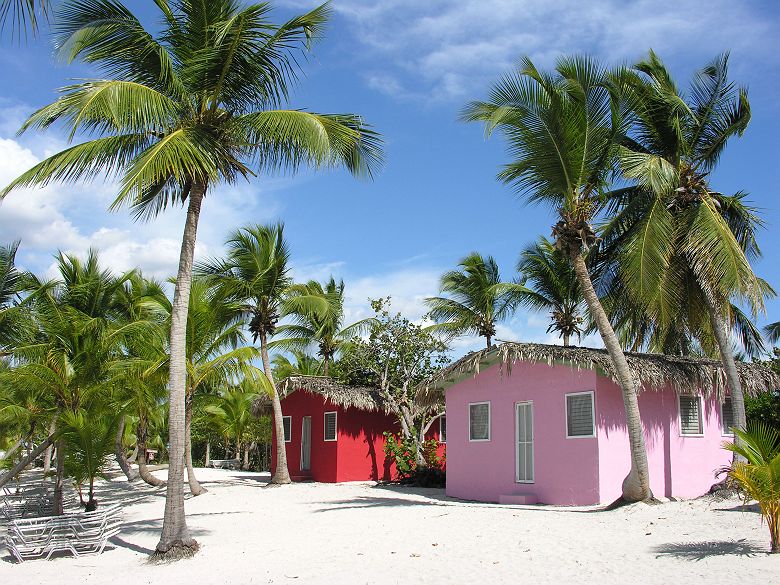 Maisons colorées sur la côte de Saint-Domingue en République Dominicaine