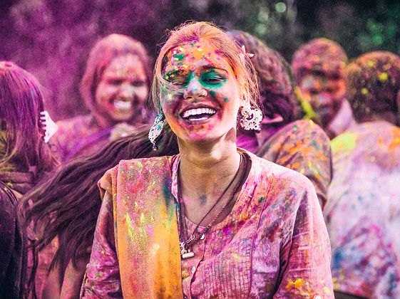 Inde - Portrait d'une femme lors du festival Holi