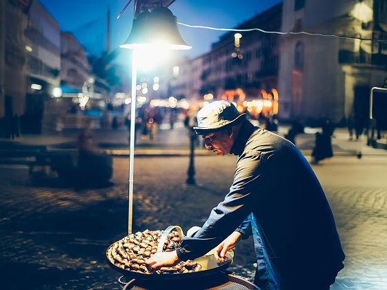 Homme cuisinant des marrons - Piazza Navona, Rome, Italie