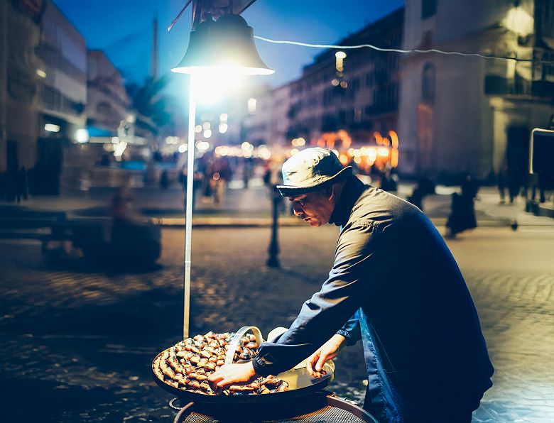 Homme cuisinant des marrons - Piazza Navona, Rome, Italie