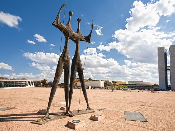 La place des Trois Pouvoirs et la statue Os Candangos à Brasilia au Brésil