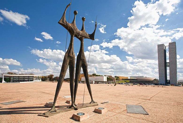 La place des Trois Pouvoirs et la statue Os Candangos à Brasilia au Brésil
