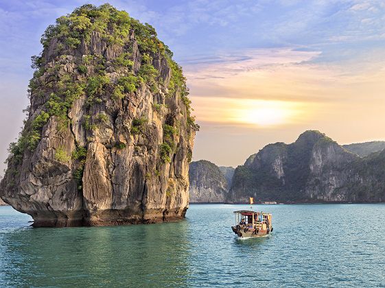 Coucher de soleil sur la baie d_Halong