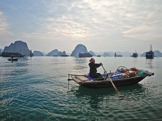 Femme vietnamienne sur une barque dans la Baie d'Halong - Vietnam
