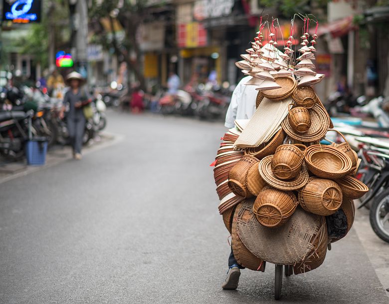 Vietnam - Portait d'un commerçant de paniers en vélo à Hanoi
