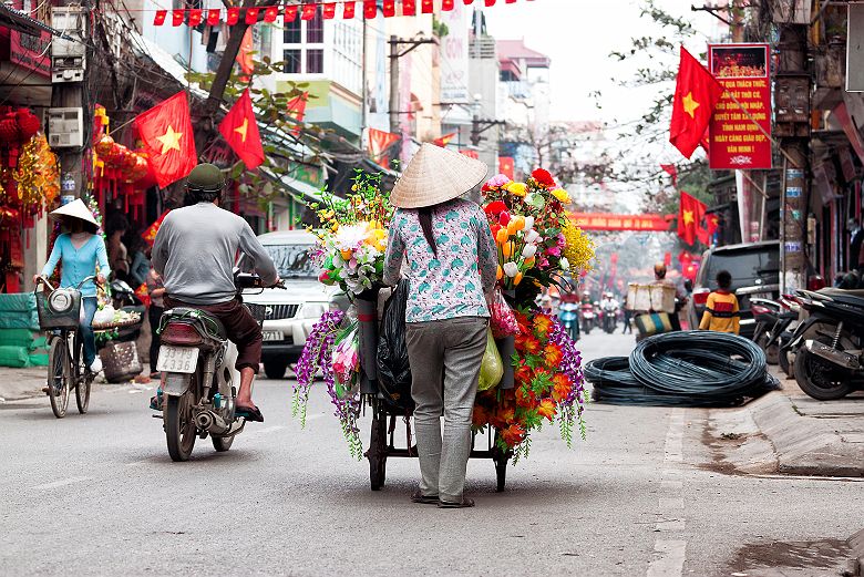 Vietnam - Commerçant ambulant de fleurs dans les rues d'Hanoi