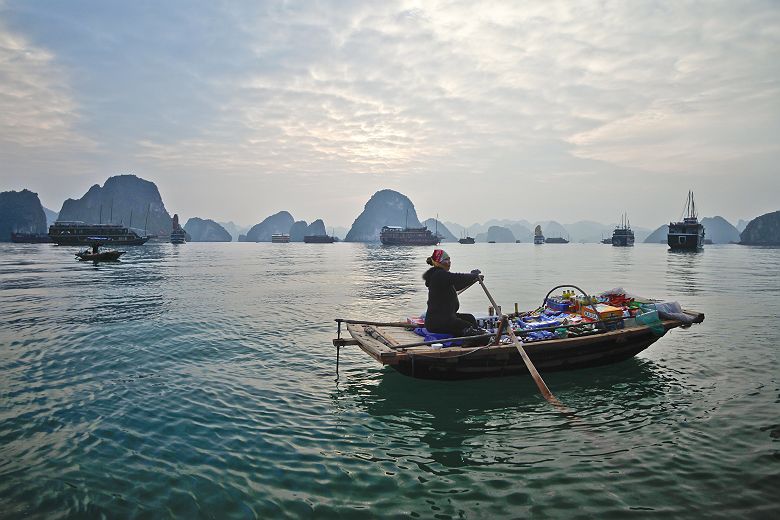Femme vietnamienne sur une barque dans la Baie d'Halong - Vietnam