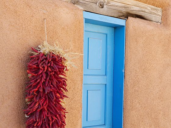 Piments rouges suspendus sur le mur d'une maison à Santa Fé au Nouveau Mexique - Etats Unis