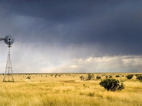 Moulin à vent dans un champ du Texas sous un ciel orageux