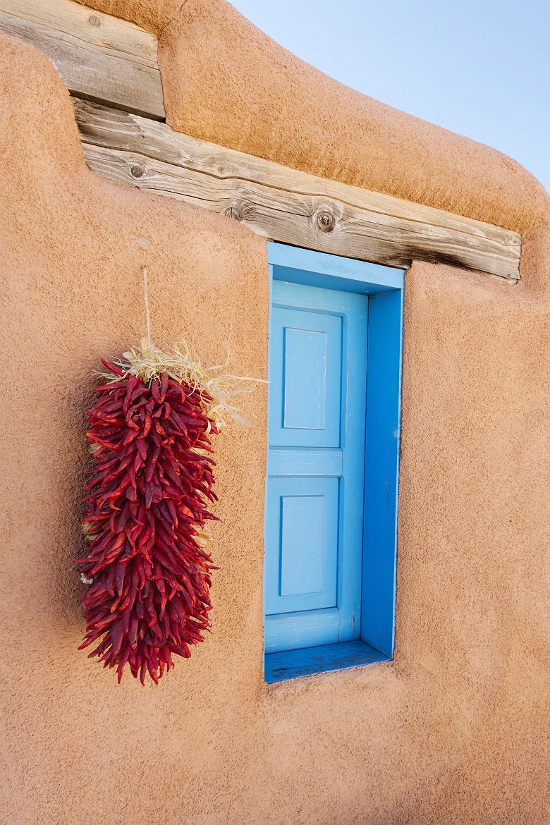 Piments rouges suspendus sur le mur d'une maison à Santa Fé au Nouveau Mexique - Etats Unis