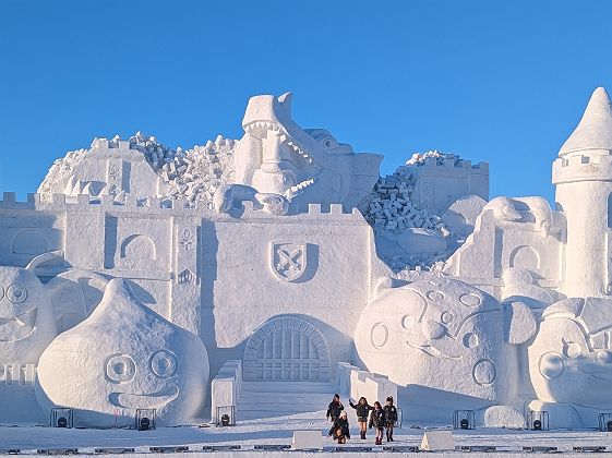 Sculpture géante Dragon Quest au festival de la neige d'Asahikawa - Japon