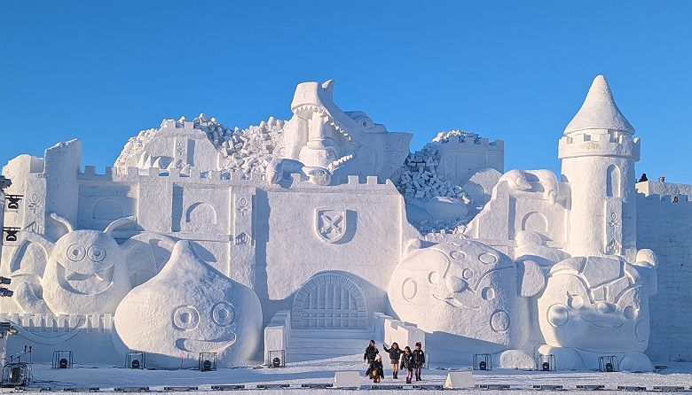 Sculpture géante Dragon Quest au festival de la neige d'Asahikawa - Japon