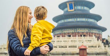 Femme avec son fils devant le Temple du Ciel – Pékin – Chine