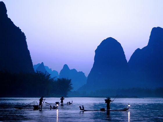 Pêcheur dans le Xing de Yangshuo - Chine