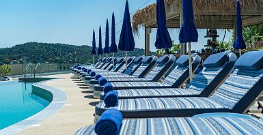 Petra Nera - Accroche - Transats et piscine - Grèce 