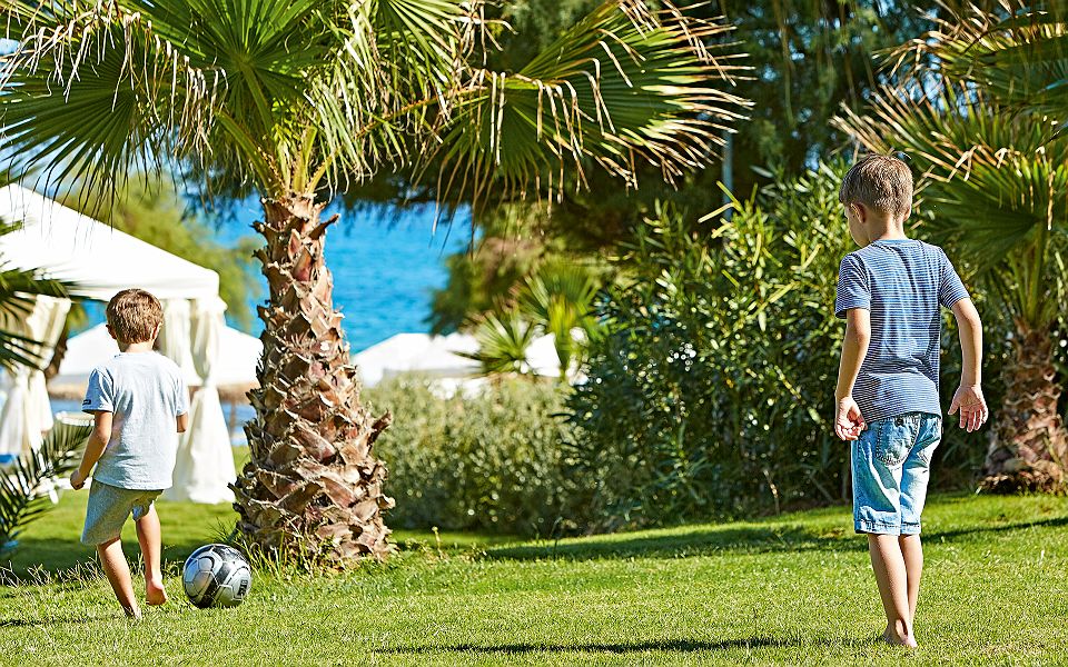 Caramel Grecotel - Famille - Enfants en train de jouer - Grèce  