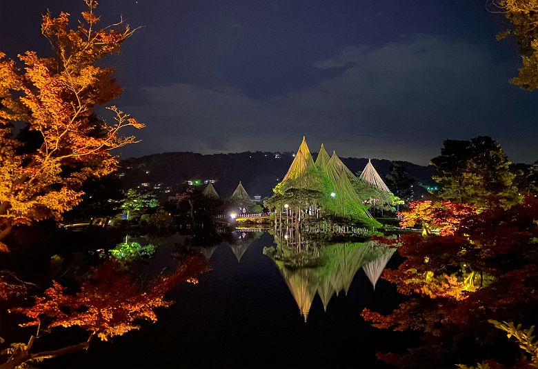 Illumination nocturne du Kenrokuen à Kanazawa - Japon