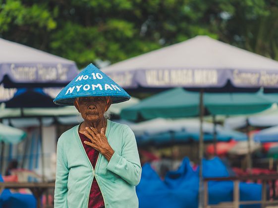 Balinaise sur la plage de Seminyak à Bali