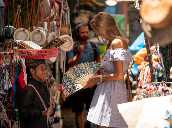Une femme déambulant dans un marché d'art à Ubud
