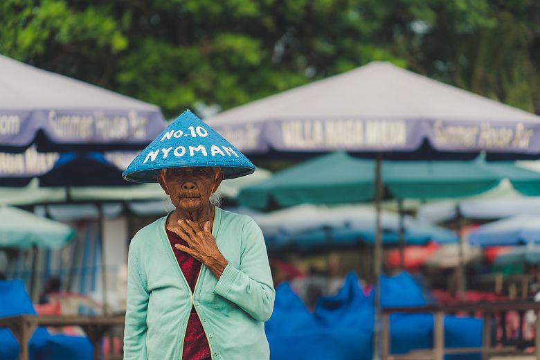 Balinaise sur la plage de Seminyak à Bali