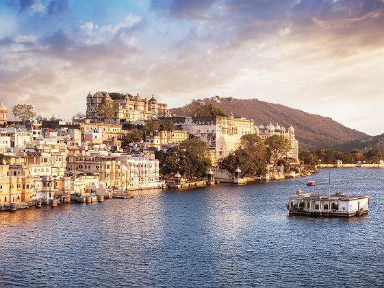 Le lac Pichola et le City Palace à Udaipur - Inde