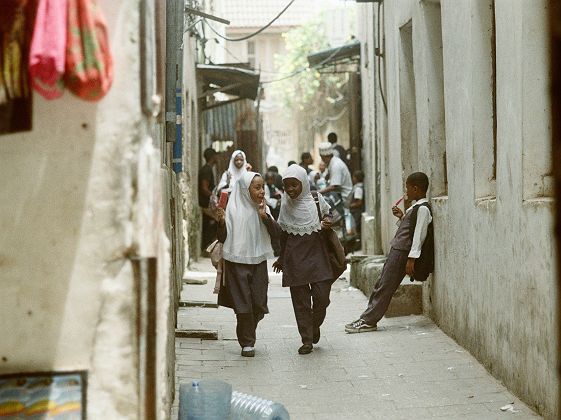 Scène de vie dans les rues de Stonetown