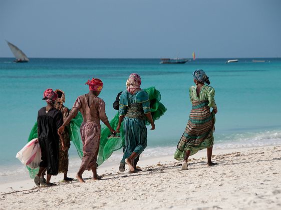 Femmes sur la plage à Zanzibar