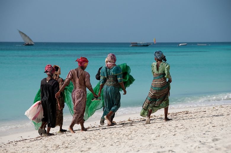 Femmes sur la plage à Zanzibar
