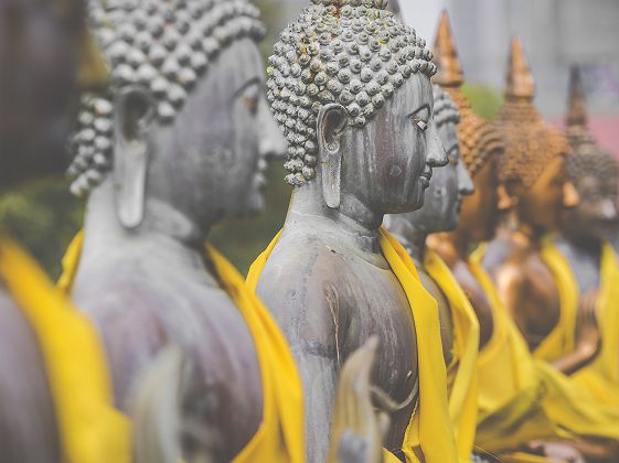 Sri Lanka - Statues de bouddha portant un tissu jaune autour du cou au temple de Seema Malaka, Colombo