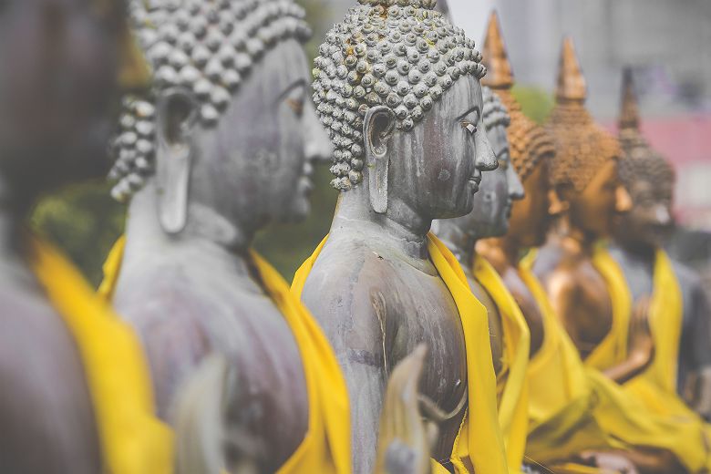 Sri Lanka - Statues de bouddha portant un tissu jaune autour du cou au temple de Seema Malaka, Colombo
