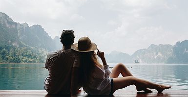 Couple au bord de l'eau à Phuket