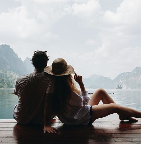 Couple au bord de l'eau à Phuket