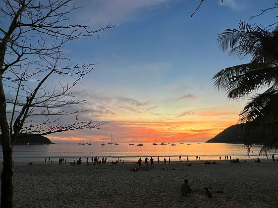 Plage à Phuket au coucher du soleil - Thaïlande
