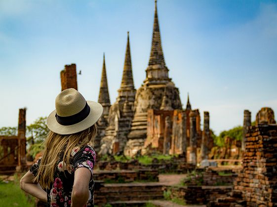 Femme regardant les vestiges du parc historique d'Ayutthaya - Thaïlande
