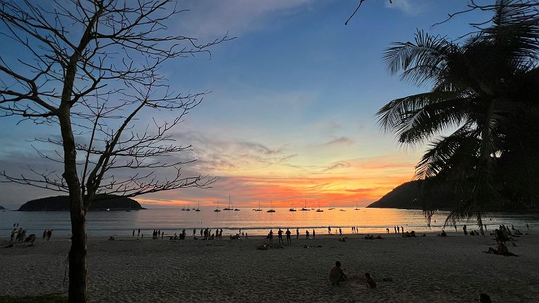 Plage à Phuket au coucher du soleil - Thaïlande