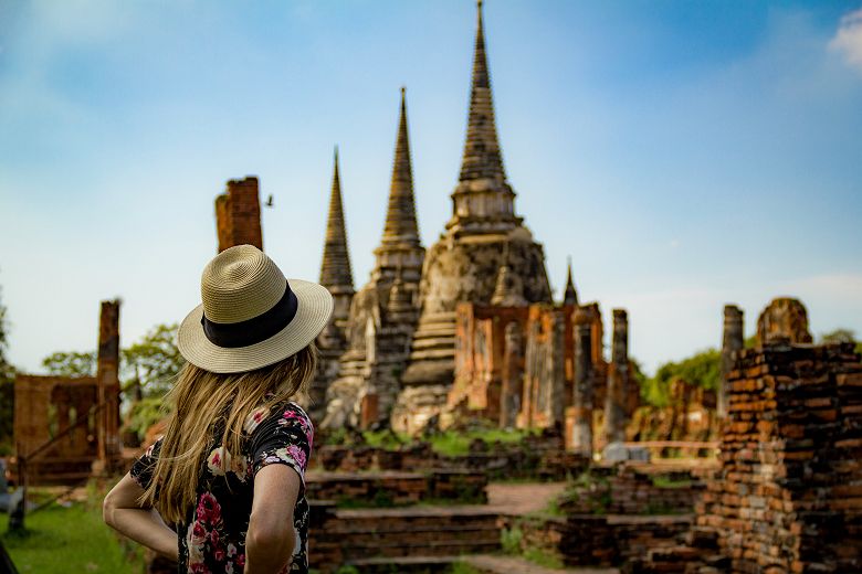 Femme regardant les vestiges du parc historique d'Ayutthaya - Thaïlande