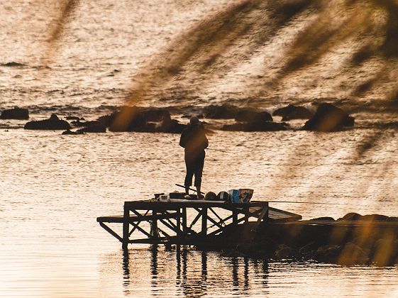 Pêcheur sur un ponton de l'île Maurice